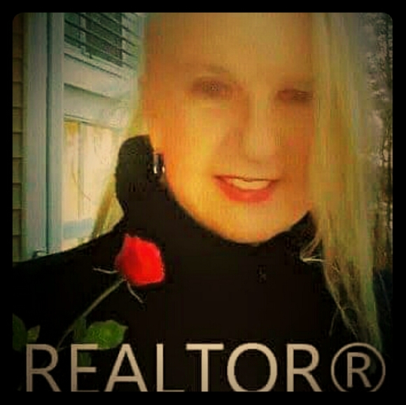 Meet your Posher, Renée - Picture 2 of 2